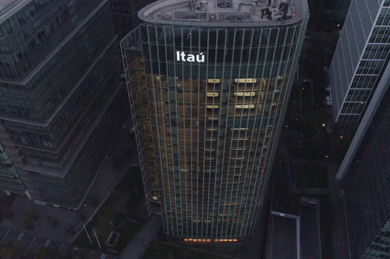 Logo volumétrico en edificio